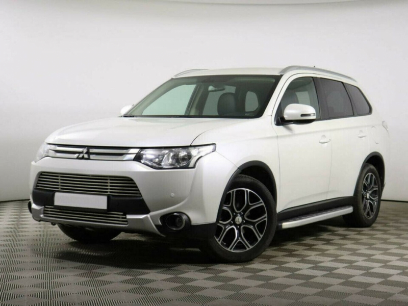 Mitsubishi Outlander, III Рестайлинг 2014 с пробегом 81 000 км.