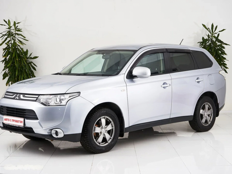 Mitsubishi Outlander, III 2013 с пробегом 67 000 км.